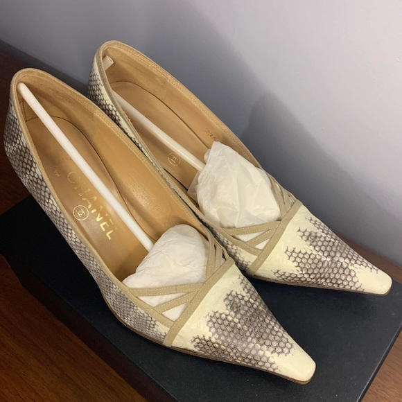 Authentic CHANEL 2 tone pump shoes in snake skin leather - Picture 5 of 14